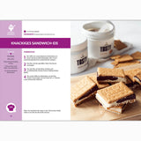 Eine Rezeptseite aus dem Fettverlust Fibel Backbuch zeigt knuspriges Sandwich-Eis, hervorgehoben als ein top gesundes Dessert. Das Foto zeigt rechteckige Kekse mit Vanilleeis auf einem Holzbrett, dahinter Becher und Kekse, links die Rezeptschritte.
