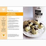 Eine Rezeptseite für High Protein Oreo Bliss Balls - ein gesundes Dessert - zeigt auf der linken Seite Zutaten und Anweisungen und auf der rechten Seite einen Teller mit Bliss Balls mit Oreo-Krümeln neben einem Becher mit veganem Proteinpulver von Fettverlust Fibel Backbuch.