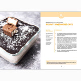 Glasschüssel mit Overnight Oats mit Schokoladenschicht, Kokosraspeln und Bounty-Stückchen - ideal für alle, die sich auf Fettverlust konzentrieren oder Abnehm-Rezepte im Fettverlust Fibel Kochbuch suchen.