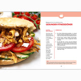 Das geöffnete Fettverlust Fibel Kochbuch zeigt ein Rezept für "Gesunde Fitnessdöner". Links ein Brötchen mit Fleisch, Tomate, Salat und Zwiebel, rechts die Zutaten und Anleitung - alles ideal zum Fettverlust.