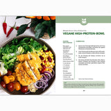 Eine lebendige, proteinreiche vegane Bowl zum Abnehmen aus dem Fettverlust Fibel Kochbuch enthält Quinoa, Blattgemüse, Kirschtomaten, Mais, rote Zwiebeln, geschnittenes veganes Filet und Kräuter. Die Rezeptdetails finden Sie auf der rechten Seite des Bildes.