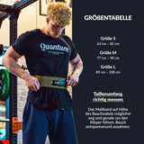 Ein Mann in einem schwarzen Quantum Leap Fitness-T-Shirt benutzt ein Gürtel-Maßband, um seine Taille für einen Gewichthebergürtel zu messen. Eine Größentabelle zeigt S (63-82cm), M (77-94cm) und L (89-108cm) mit Messanweisungen neben ihm.