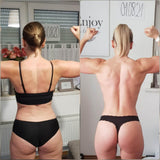 Zwei nebeneinander liegende Fotos zeigen eine Frau, die ihren Rücken und ihre Arme beugt - beschriftet mit 01.08.20 und 01.08.21 - und ihre Muskelentwicklung nach einem Jahr mit Booty Builder, einem gezielten Fitnessprogramm speziell für Frauen, hervorhebt.