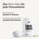 Ein Behälter mit Backprotein inkl.. GRATIS Kochbuch steht neben einem Schöpflöffel und einer Schale mit weißem Pulver. Der deutsche Text hebt die Verwendung beim Backen für perfekte Konsistenz und Fettverlust in Fitnessküchen hervor.