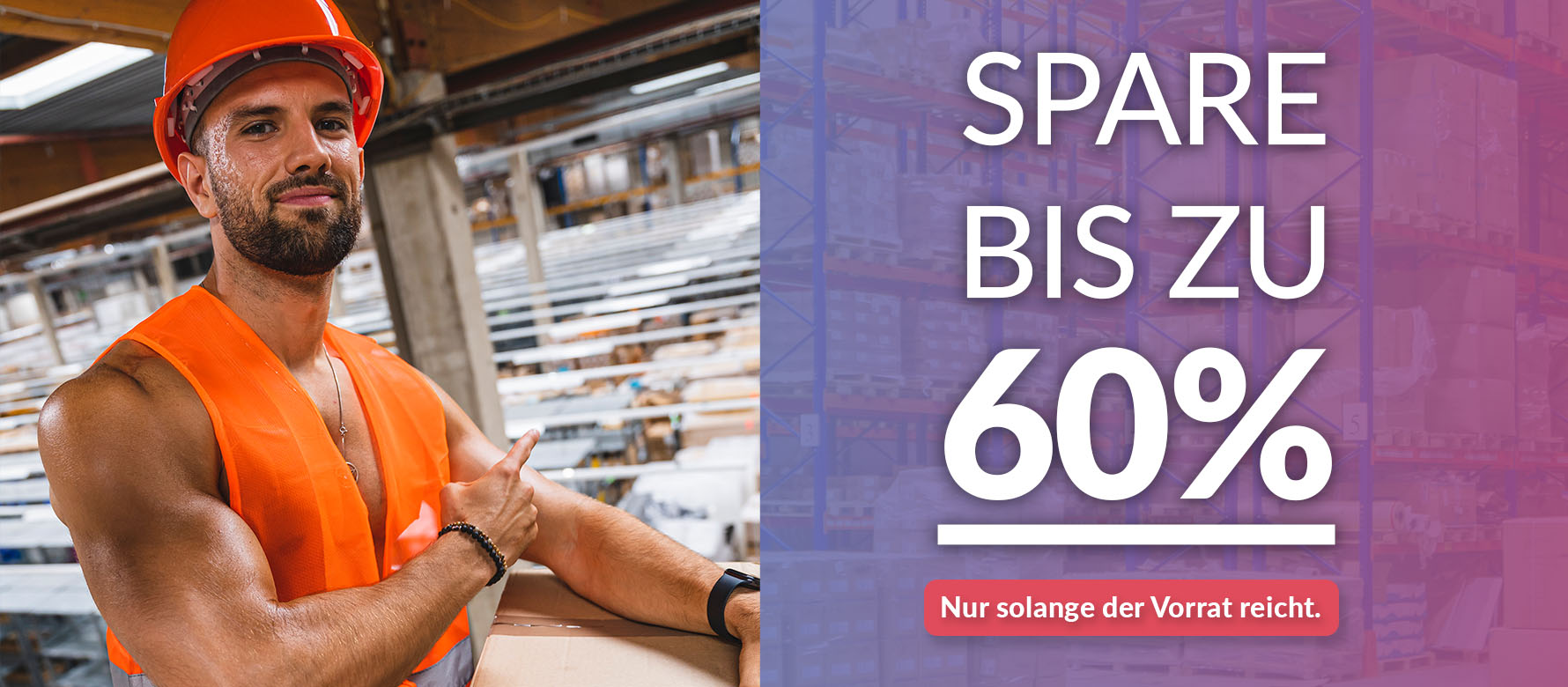 Mann im orangefarbenen Schutzhelm und Weste zeigt Daumen hoch in Lagerhalle mit Aktionshinweis zu Rabattangebot