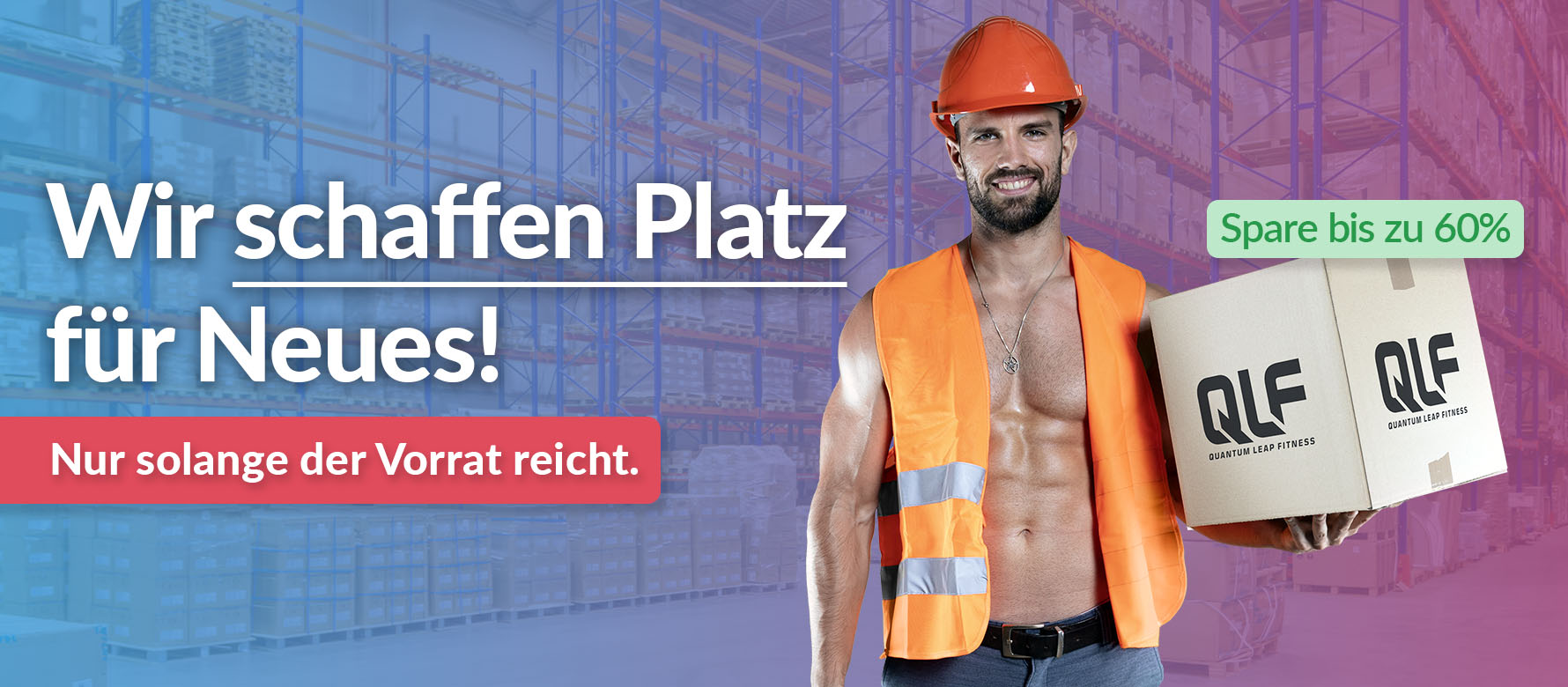 Mann mit orangefarbener Warnweste und Helm hält Kartons mit QLF-Logo vor leerem Lagerregal-Hintergrund