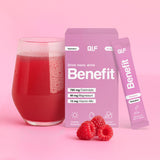 Ein Glas mit rotem Getränk, eine rosafarbene Benefit Hydration-Box mit Elektrolyte-Formel-Etikett, ein Hydration-Stick-Beutel mit Himbeergeschmack und drei Himbeeren sind auf einem rosafarbenen Hintergrund abgebildet. Auf der Schachtel sind Nährwertangaben und Icons abgebildet.