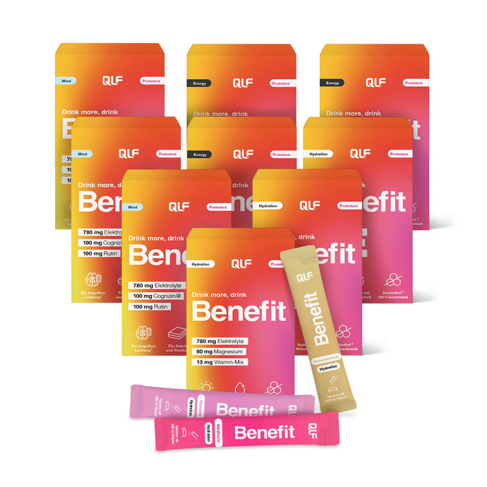 Mehrere orange, pinke und gelbe Dosen und Hydration-Stick-Packs aus dem XXL-Benefit-Vorratspaket sind aufrecht und liegend gestapelt und tragen Etiketten für Elektrolyt-Formel, Magnesium, Vitaminmix und erfrischenden Geschmack.