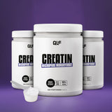 Drei weiße Behälter mit Creatin Monohydrat sind auf lila Hintergrund abgebildet, mit einem kleinen Messlöffel des Pulvers auf der Vorderseite - die ideale Unterstützung für Sportler während eines intensiven Trainings.