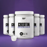 Fünf weiße Creatin Monohydrat-Behälter sind auf einem lilafarbenen Hintergrund angeordnet, mit einem Messlöffel Kreatinpulver auf der Vorderseite - ideal für Sportler und perfekt, um Ihr Training mit hochwertigem Creatin Monohydrat zu unterstützen.