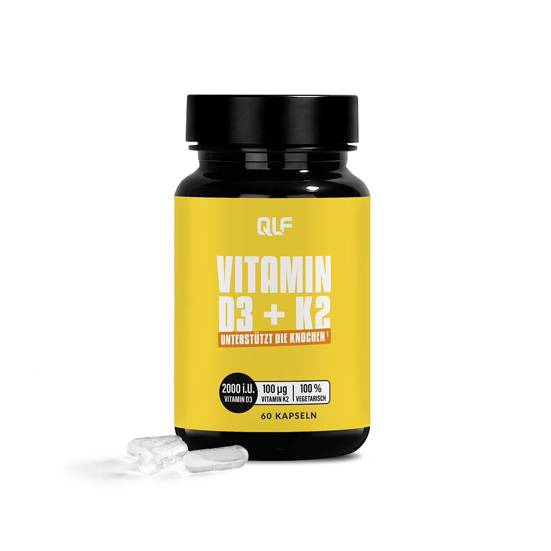 Schwarze Dose mit gelbem Etikett und Schriftzug Vitamin D3 + K2, daneben drei durchsichtige Kapseln auf weißem Hintergrund
