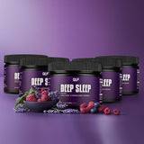 Sechs Gläser mit violetten Etiketten mit der Aufschrift Deep Sleep stehen auf einem violetten Hintergrund, umgeben von frischen Beeren und Lavendelzweigen - perfekt abgestimmt mit innovativen Nährstoffen für die Nacht.