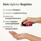 Eine Hand hält eine Dosis Female+, die andere fängt mehrere Kapseln auf. Vorteile: weniger Müdigkeit, Schutz vor oxidativem Stress, besserer Fettstoffwechsel und gesunde Haut.