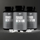 Drei schwarze Flaschen mit der Aufschrift "Fundamentum" stehen vor einem dunklen Hintergrund, davor weiße Kapseln - ein wissenschaftlich fundiertes Nahrungsergänzungsmittel zur Optimierung der Gesundheit. Jede Flasche enthält 90 Kapseln.