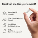 Eine Hand hält eine weiße Fundamentum-Kapsel. Links: "Qualität, die Du spüren wirst!" mit Symbolen für Expertenentwicklung, laborgeprüfte Qualität und 30-Tage-Zufriedenheitsgarantie - wissenschaftlich basierte Nahrungsergänzung.
