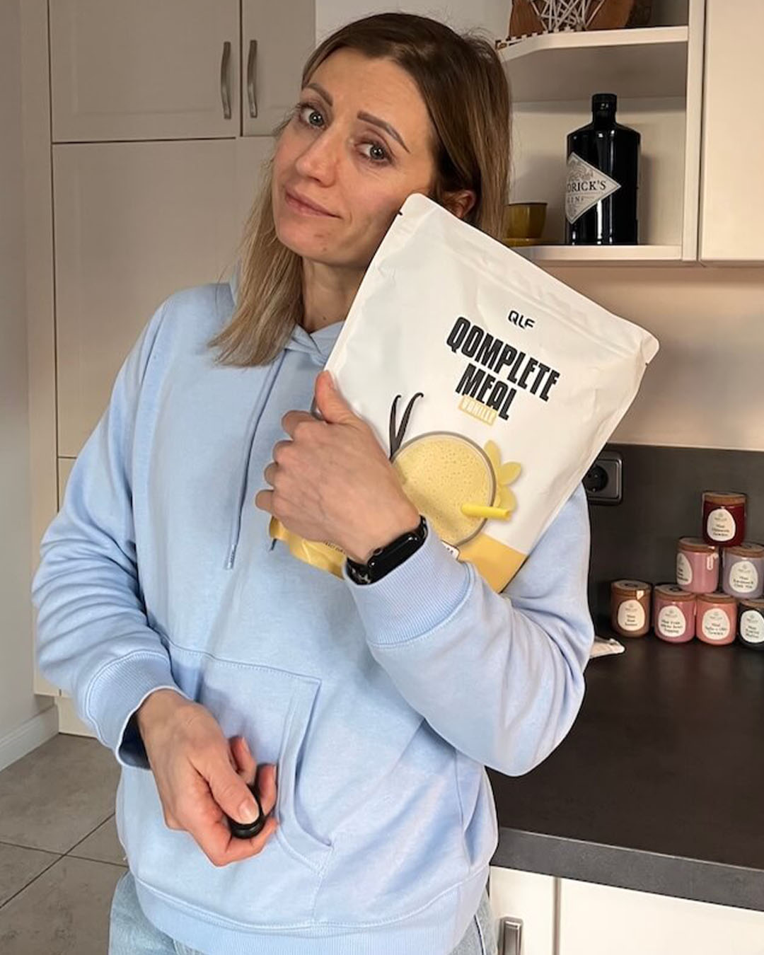 Produkttesterin mit Qomplete Meal Vanille