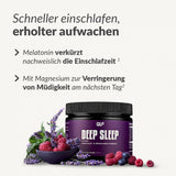 Ein Deep Sleep-Behälter steht auf einem Teller mit verschiedenen Beeren. Der deutsche Text hebt die Vorteile hervor: innovative Nährstoffe für die Nacht, schnelleres Einschlafen, erfrischtes Aufwachen und Magnesium zur Verringerung der Müdigkeit am nächsten Tag.