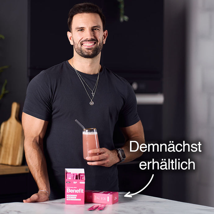Sjard Roscher mit Benefit Hydration in der Hand