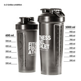 Der Premium Shaker ist ein hochwertiger schwarzer Shaker mit Deckel und klar sichtbarer Messskala von 100 ml bis zu 1000 ml an der Seite - ideal für jede Situation.