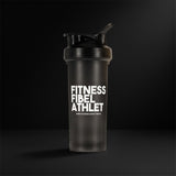 Der QLF Premium Shaker ist eine schwarze Flasche mit Flip-Top-Deckel und fetter weißer vertikaler Schrift: HOLZ HACKEN. WASSER TRAGEN. - perfekt für jede Gelegenheit.