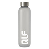 Der QLF Hydration Shaker ist eine mattierte, durchsichtige Flasche mit einem silbernen Schraubdeckel und auffälligen weißen QLF-Schriftzügen, die vertikal neben dem Boden aufgedruckt sind - ideal für die tägliche Flüssigkeitszufuhr.