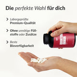 Eine Hand schüttet weiße Kapseln aus einer rot-schwarzen Quantum-Immun-Dose, die mit Vitamin C und Zink beschriftet ist und Premiumqualität, keine unnötigen Zusatzstoffe, hohe Bioverfügbarkeit und Unterstützung für ein starkes Immunsystem verspricht.