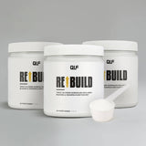 Drei weiße Rebuild-Behälter mit gelben und schwarzen Etiketten - mit deutschem Text - sind auf einem grauen Hintergrund zu sehen. Davor befindet sich eine weiße Schaufel mit Pulver, die mit einem minimalistischen Design die Unterstützung der Gesundheit von Knorpel und Knochen unterstreicht.