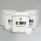 Fünf weiße Rebuild-Behälter mit goldenen und schwarzen Akzenten sind nebeneinander angeordnet. Einer davon ist offen und enthält einen Messlöffel mit weißem Pulver. So entsteht ein sauberer, minimalistischer Look - ideal, um Knochen und Knorpel mit einem Nährstoffkomplex zu unterstützen.