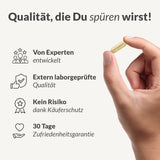 Rechts hält eine Hand eine Kapsel Ashwa Pure (KSM-66 Ashwagandha). Links: Symbole für Expertenentwicklung, externe Laborprüfung, Käuferschutz ohne Risiko und 30 Tage Zufriedenheitsgarantie.
