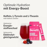 Ein Glas rotes Getränk, ein rosafarbenes Benefit Energy-Paket und verschiedene Beeren sind auf einem hellen Hintergrund abgebildet. Der Text hebt Koffein, die Energy-Matrix für den Energiestoffwechsel, L-Tyrosin, L-Theanin und einen besseren Elektrolytausgleich hervor.