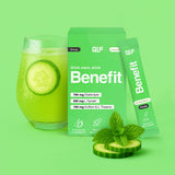 Ein Glas grünes Benefit Energy-Getränk mit Eis und Gurkenscheibe, eine grüne Benefit Energy-Box, ein einzelner Getränkestick, Minzblätter und Gurkenscheiben sind auf einem passenden grünen Hintergrund angeordnet.