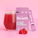 Ein Glas mit rotem Getränk, eine rosafarbene Benefit Energy-Box mit der Aufschrift Energy-Matrix, ein einzelner Beutel und drei Himbeeren stehen auf einem rosafarbenen Hintergrund. Die Schachtel hebt Hydration-Formel, Koffein, L-Tyrosin und L-Theanin hervor.