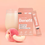 Ein Glas Benefit Energy-Getränk mit Pfirsichgeschmack steht neben der Schachtel und dem Beutel, die beide mit den Angaben zur Nahrungsergänzung und dem Hydration-Formel beschriftet sind. Davor liegen zwei Pfirsichscheiben vor einem pfirsichfarbenen Hintergrund.