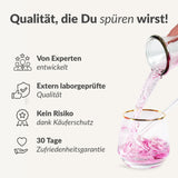 Eine Hand gießt eine pinke Flüssigkeit aus einem Glas in ein anderes - Benefit Hydration Stick mit innovativer Elektrolyt-Formel und erfrischend fruchtigem Geschmack. Links: Vier Qualitätsversprechen mit Icons, inkl. 30 Tage Zufriedenheitsgarantie.
