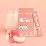 Ein Glas des pfirsichfarbenen Benefit Hydration-Getränks, ein ganzer Pfirsich mit einer Scheibe, die Produktverpackung und ein Hydration-Stick-Beutel stehen vor einem pfirsichfarbenen Hintergrund. Die Verpackung hebt die Elektrolytformel, Magnesium und Vitamine hervor.