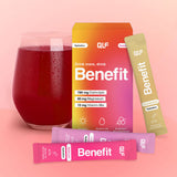 Ein Glas mit rotem Getränk steht neben einer farbenfrohen Benefit Hydration-Box mit Angaben zu Elektrolyt-Formel, Magnesium und Vitamin-Mix. Drei aromatisierte Pulvertütchen in Pink, Lila und Gelb bieten erfrischenden Geschmack.