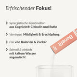 Ein Benefit Mind-Ergänzungsstick wird in Wasser geschüttet. Der Text hebt Konzentration, Cognizin-Citicolin und Rutin für die Gehirnleistung, geringere Müdigkeit, keine Kalorien oder Zucker und einfaches Mischen mit kaltem Wasser hervor.