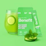 Ein Glas grünes Benefit Mind-Getränk mit Gurkenscheiben steht neben einer Benefit Mind-Box und einem Sachet mit Minzblättern, Gurken und dem Hydration-Formel für Brainpower auf einem leuchtend grünen Hintergrund.