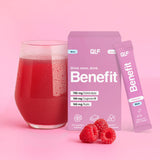 Ein Glas roter Saft, eine rosafarbene Benefit Mind-Verpackung mit der Aufschrift Hydration-Formel, ein einzelnes Päckchen und Himbeeren sind auf einem rosafarbenen Hintergrund abgebildet. Die Schachtel hebt Elektrolyte, Cognizin für die Gehirnleistung und Rutin als wichtige Inhaltsstoffe hervor.
