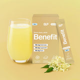 Ein Glas des gelben Benefit Mind-Getränks steht neben der Schachtel und dem Beutel und enthält 780 mg Elektrolyte, 100 mg Cognizin® und 100 mg Rutin. Mit Holunderblüten und grünen Blättern sorgt es für geistige Frische und erfrischende Flüssigkeitszufuhr.