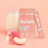 Ein Glas mit pfirsichfarbenem Getränk, eine rosafarbene Benefit Mind-Box, ein Portionsbeutel und frische Pfirsichscheiben auf einem pfirsichfarbenen Hintergrund präsentieren das Hydration-Formel von Benefit Mind, das die Gehirnleistung steigern soll.
