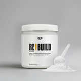 Ein weißer Rebuild-Behälter mit einem Plastiklöffel und weißem Pulver daneben auf einem schlichten grauen Hintergrund. Das QLF-Logo und der deutsche Text betonen den Nährstoffkomplex für die Kollagen-, Knochen- und Knorpelfunktion.