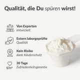 Ein weißer Löffel High Protein Tasty Pudding liegt auf einer hellen Fläche. Der deutsche Text und die Symbole heben die fachkundige Entwicklung, die Labortests, den Käuferschutz und die 30-tägige Zufriedenheitsgarantie hervor.