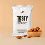 Tasty kalorienarmes Milchcreme Mandel Geschmackspulver mit weißen Schokoladenstücken und Mandeln vor beigem Hintergrund