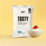 Tasty kalorienarmes Sahne Geschmackspulver mit Erdbeere und Portion vor gelbem Hintergrund, Galerieposition 1