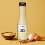 Eine Flasche Tasty Sauce steht auf einer gelben Fläche neben einer Schüssel mit cremiger Sauce, drei Eiern und verstreuten Senfkörnern und bildet so die perfekte kalorienarme Diät-Zutat vor dem leuchtend gelben Hintergrund.