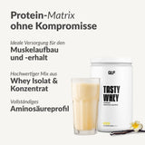 Ein Behälter mit Tasty Whey Proteinpulver, ein Glas Vanille-Shake und eine Vanilleblüte mit Schote. Der deutsche Text hebt die Muskelunterstützung, die Diäthilfe und die Qualität "Made in Germany" (deutsche Herstellung) hervor.