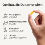 Eine Hand hält eine gelbe V-Omega Kapsel mit veganem Omega-3 aus Algenöl. Links: von Experten entwickelt, extern laborgeprüft, Käuferschutz und 30 Tage Zufriedenheitsgarantie.