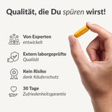 Eine Hand hält eine gelbe Kapsel Solid Multi - mit natürlichen Vitaminen wie Coenzym Q10. Von Experten entwickelt, extern laborgeprüft, kein Risiko dank Käuferschutz und 30 Tage Zufriedenheitsgarantie. Spürbare Qualität!.