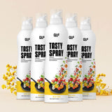 Fünf weiße Spraydosen von Tasty Spray sind in einer Reihe angeordnet, jede mit buntem Gemüse in einer Pfanne und gelben Blumen im Hintergrund für einen frischen, kalorienarmen Look.